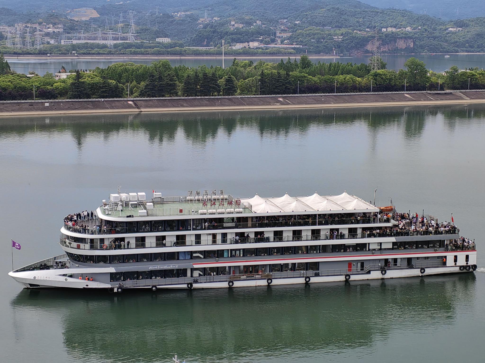 图为"五一"当天旅游客船通过葛洲坝.三峡局供图