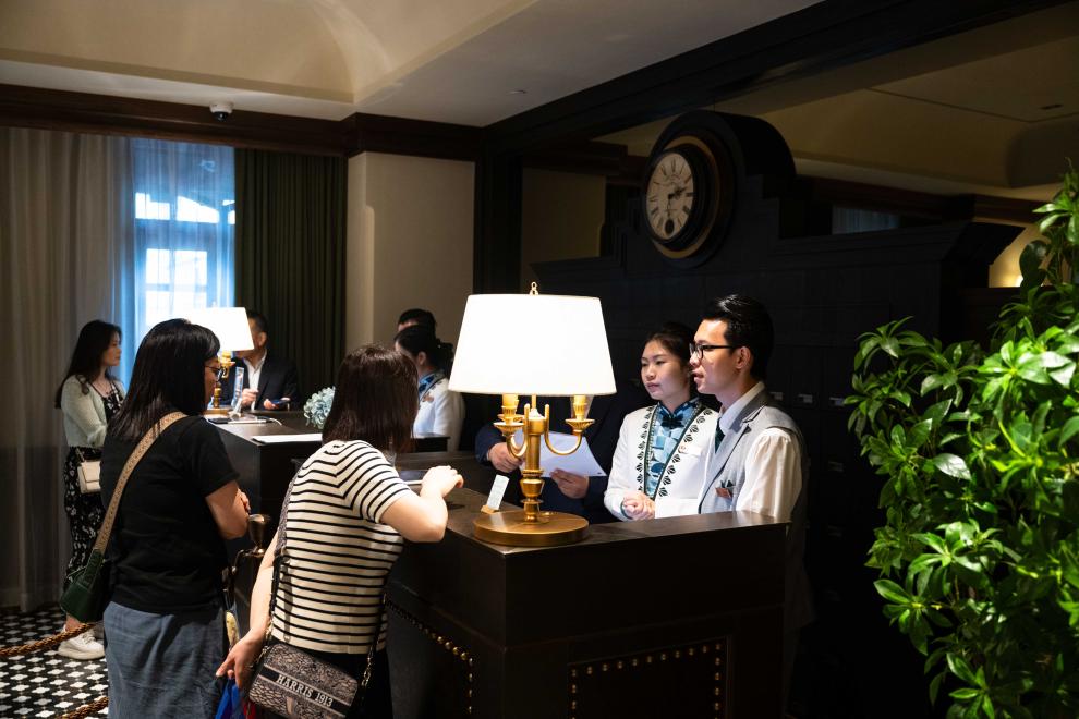 5月1日，旅客在澳门一酒店办理入住。新华社记者 张金加 摄