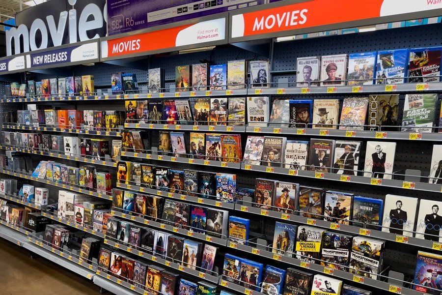 DVD贩售区域曾经在沃尔玛超市中占据不小的面积