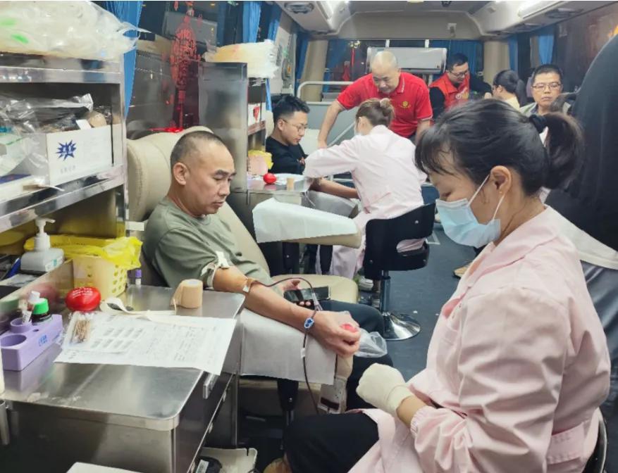 梅县区人民广场旁的献血车，群众伸出援手献热血（卜林飞 摄）