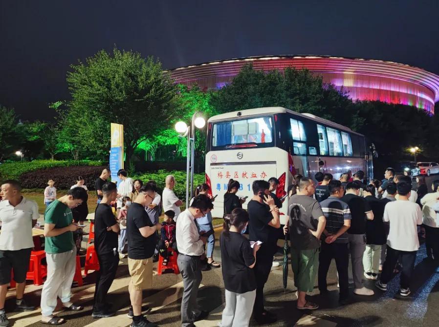 梅县区人民广场旁的献血车前排起了长队（卜林飞 摄）