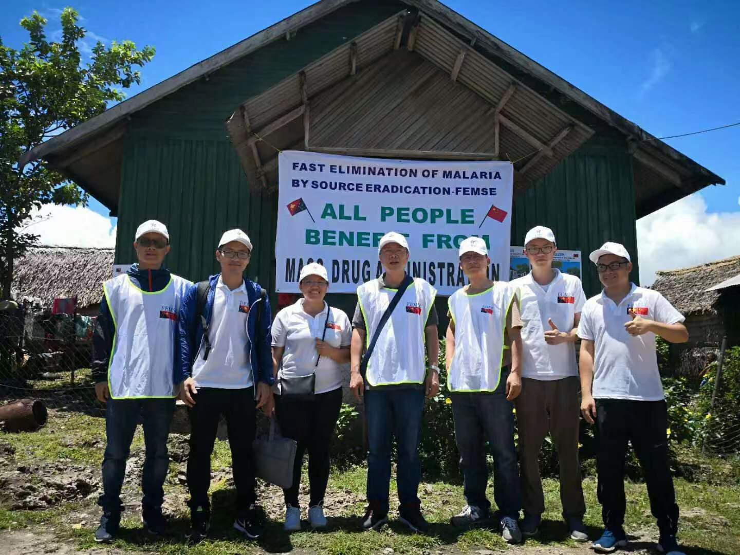 巴布亚新几内亚基里维纳岛项目组中方团队在工作现场.