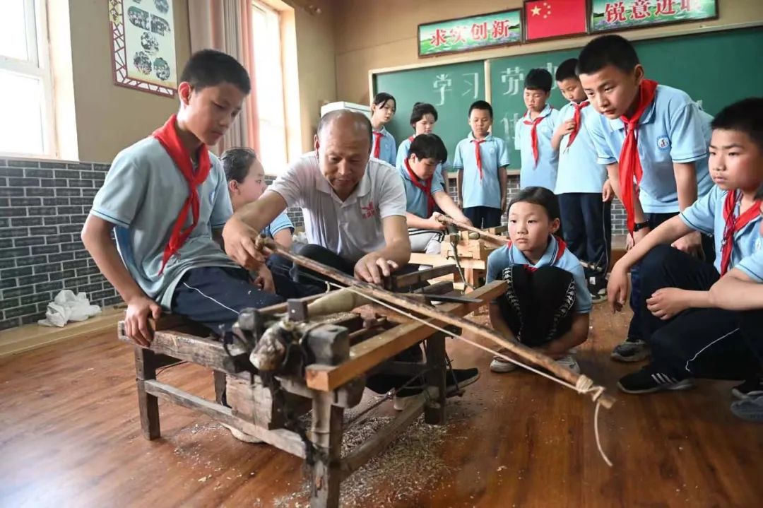 邯郸市肥乡区毛演堡中心校的孩子们学习“非遗木旋技艺”，在劳动老师专业指导下制作木旋作品。胡晓华 摄