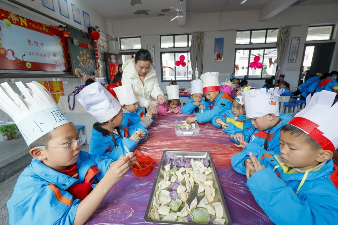 江西省吉安市思源实验学校，在进行劳动无纸化趣味测评中，孩子们在包饺子。通讯员 李军 张文馨 摄