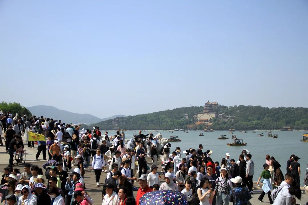 游客欣赏颐和园湖光山色.北京市公园管理中心供图