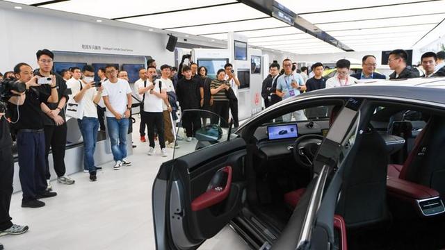 4月25日，在2024北京国际车展上，参观者观看一款新能源汽车的智能车控系统演示。新华社记者 鞠焕宗 摄