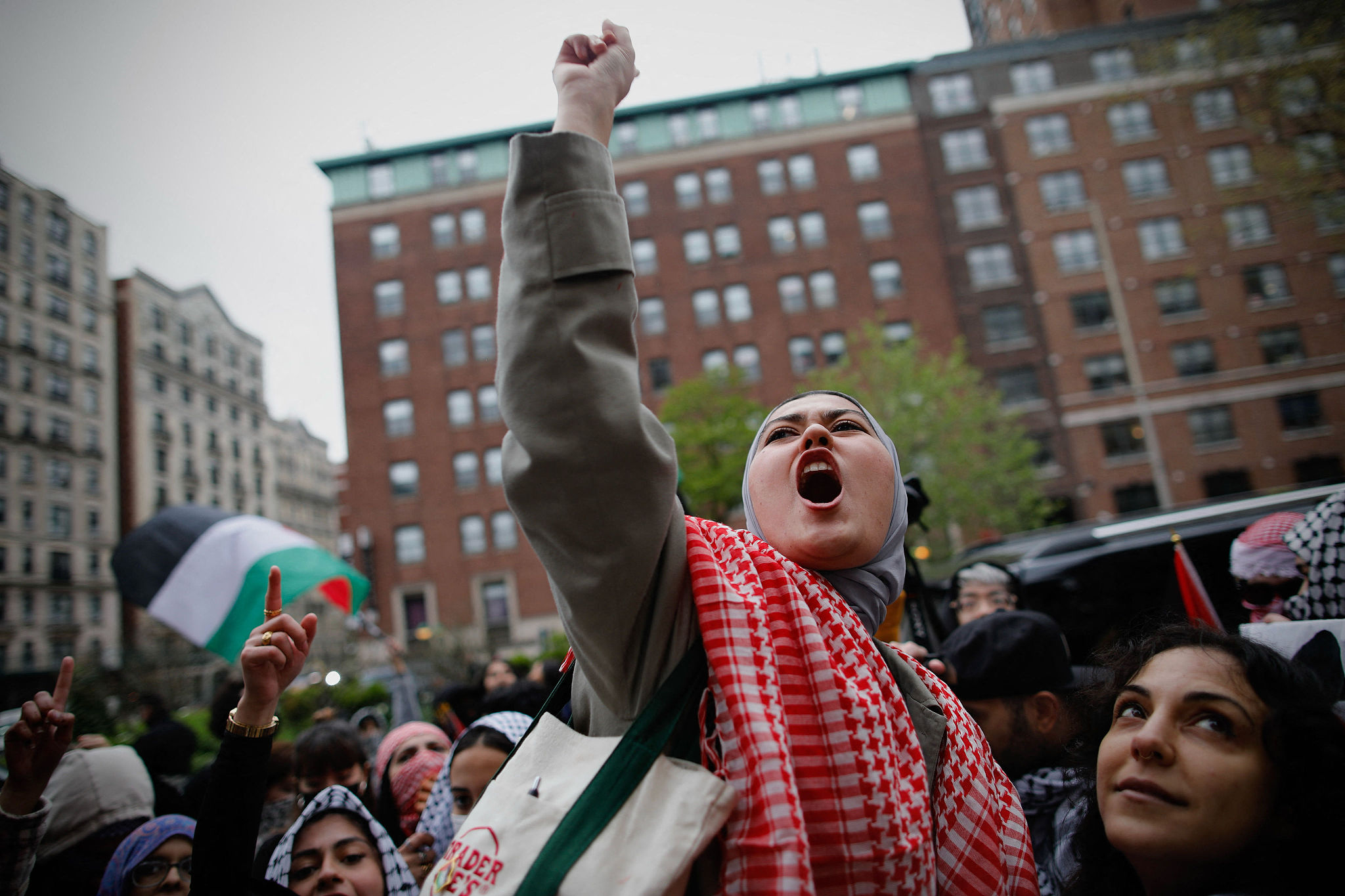 当地时间2024年4月18日，美国纽约，抗议者聚集在哥伦比亚大学外示威。