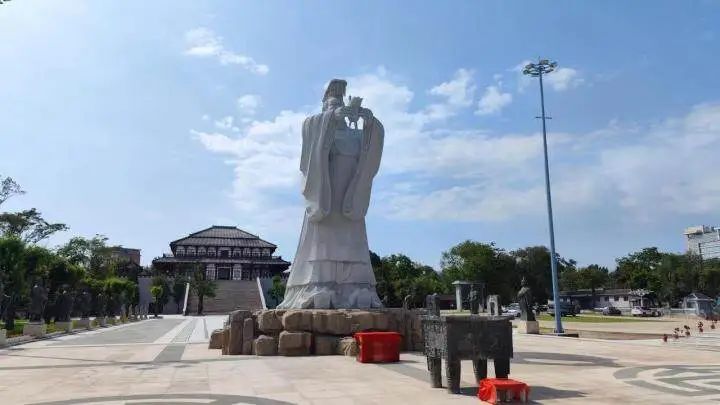 秦皇求仙入海处景区内的始皇像气势雄浑.