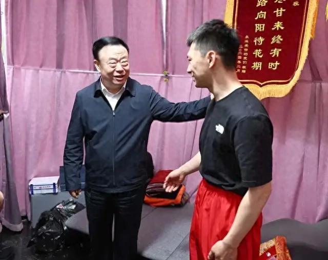 市委书记看望"雪饼猴"