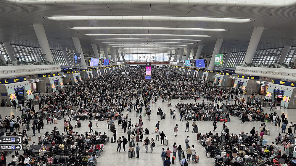 2024年5月2日，铁路杭州东站候车大厅人山人海。视觉中国 图