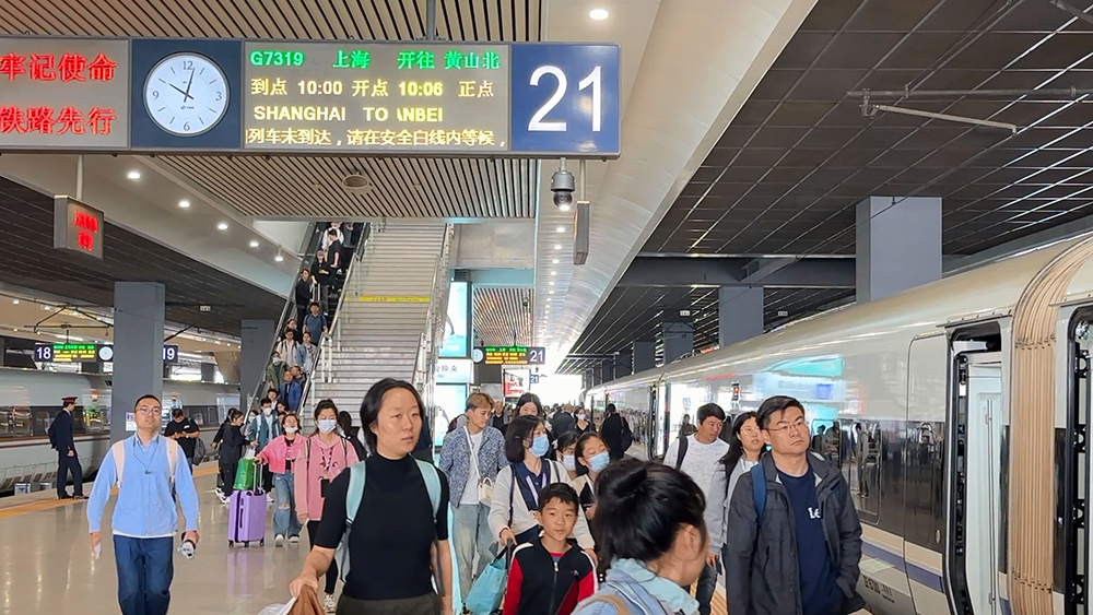 ​旅客在上海虹桥站有序检票进站上车。王程伟  摄