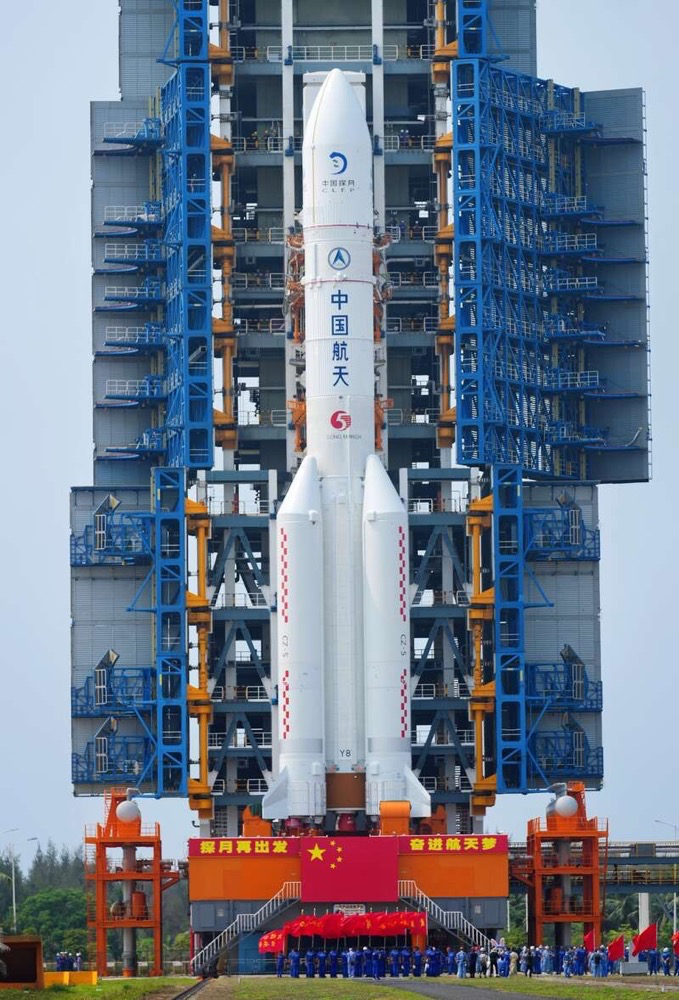 发射前的长征五号运载火箭.中国航天科技集团供图