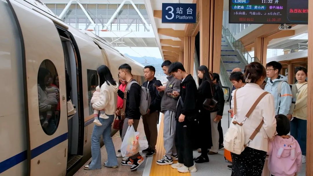 旅客在九华山站站台有序上车。    汪林  摄
