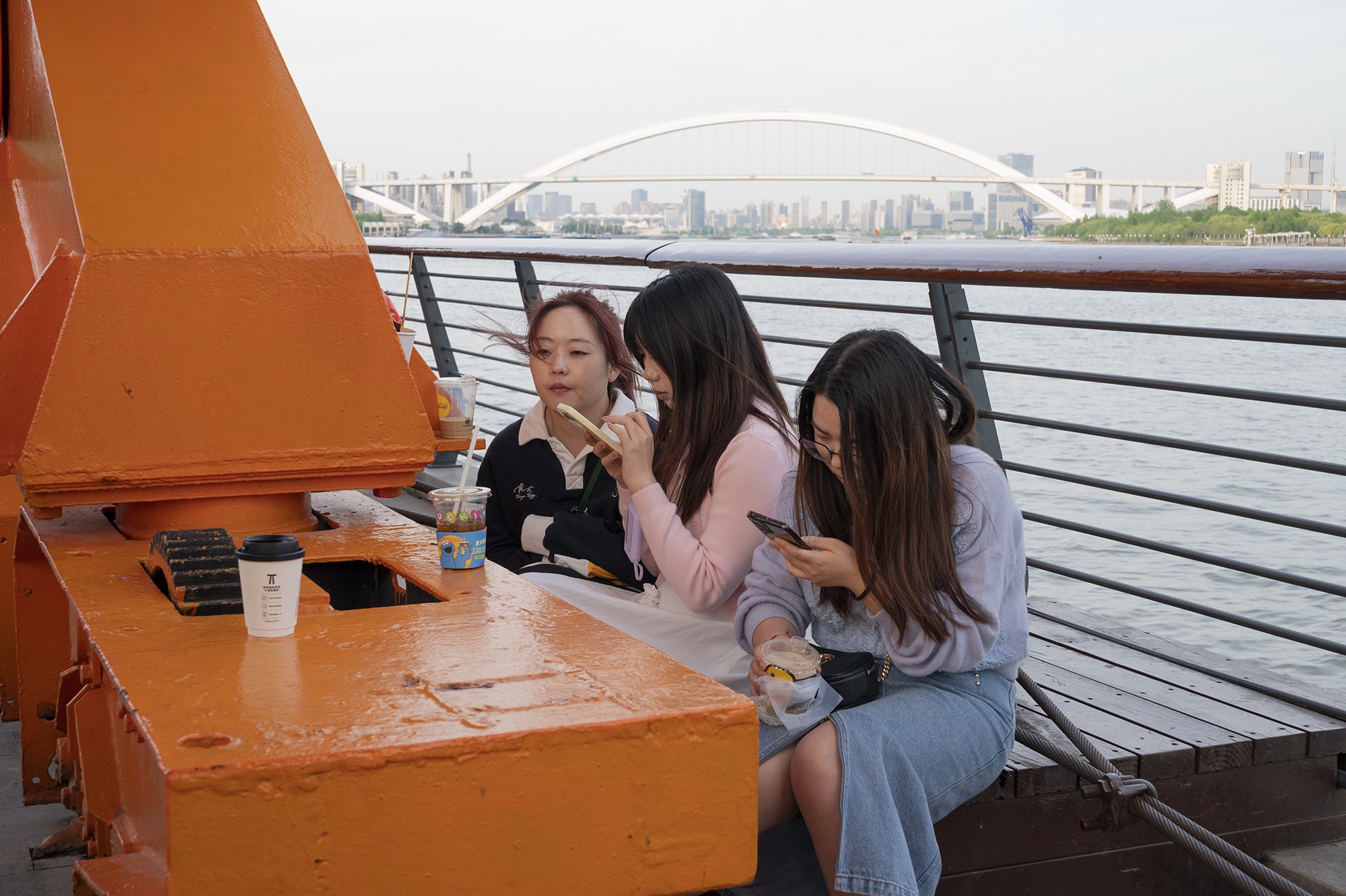 2024年5月1日，上海徐汇滨江。黄浦江边的橘色塔吊成了临时的咖啡桌。澎湃新闻记者 吴栋 图