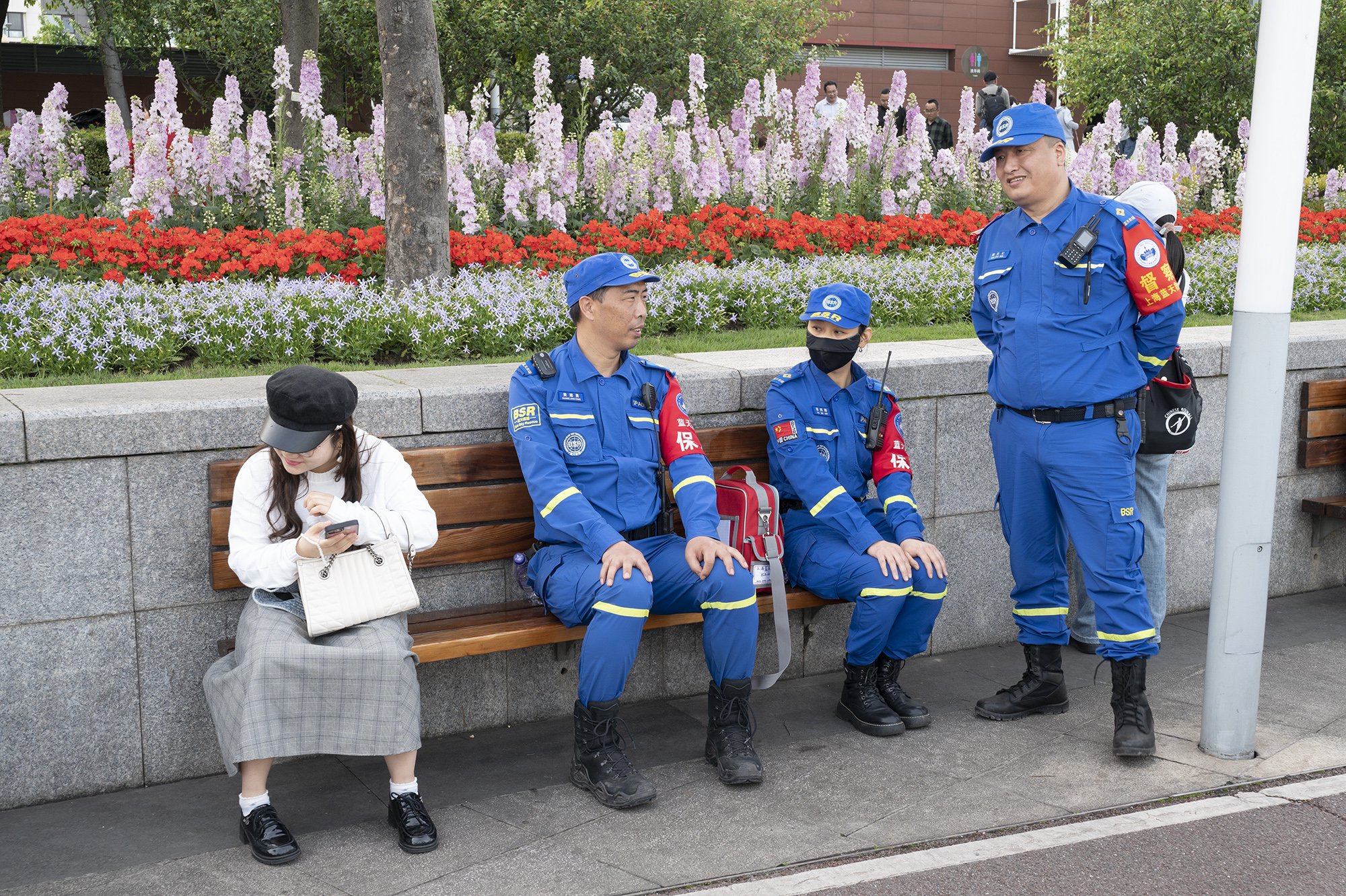 2024年5月1日，上海徐汇滨江。身着蓝色制服的蓝天救援队成员随时待命。澎湃新闻记者 吴栋 图