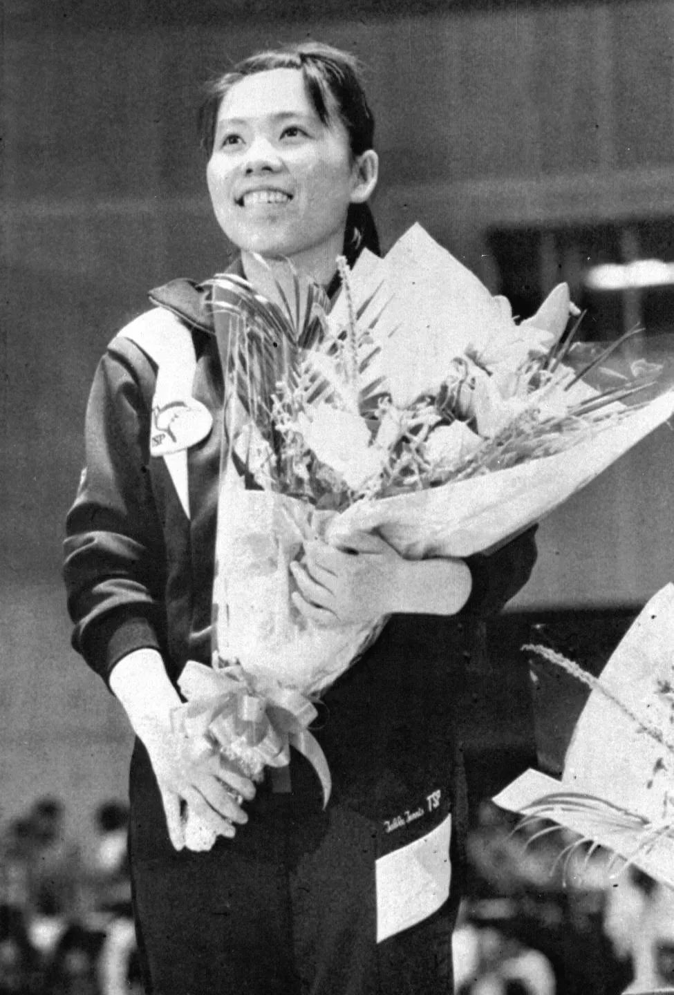 1991年5月5日,中国乒乓球选手邓亚萍在第41届世乒赛女单比赛中夺冠.