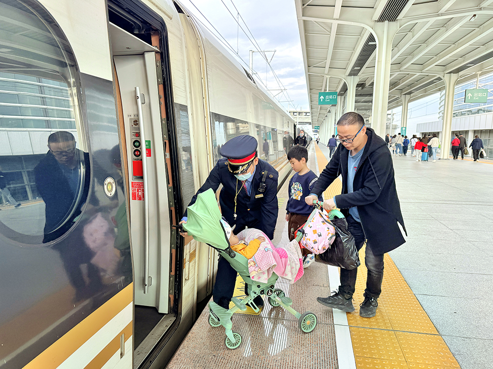 沪宁沿江高铁金坛站职工服务重点旅客进站上车。宋子意 摄
