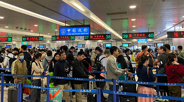 五一假期，上海空港口岸出现出入境客流高峰。 黄波 摄