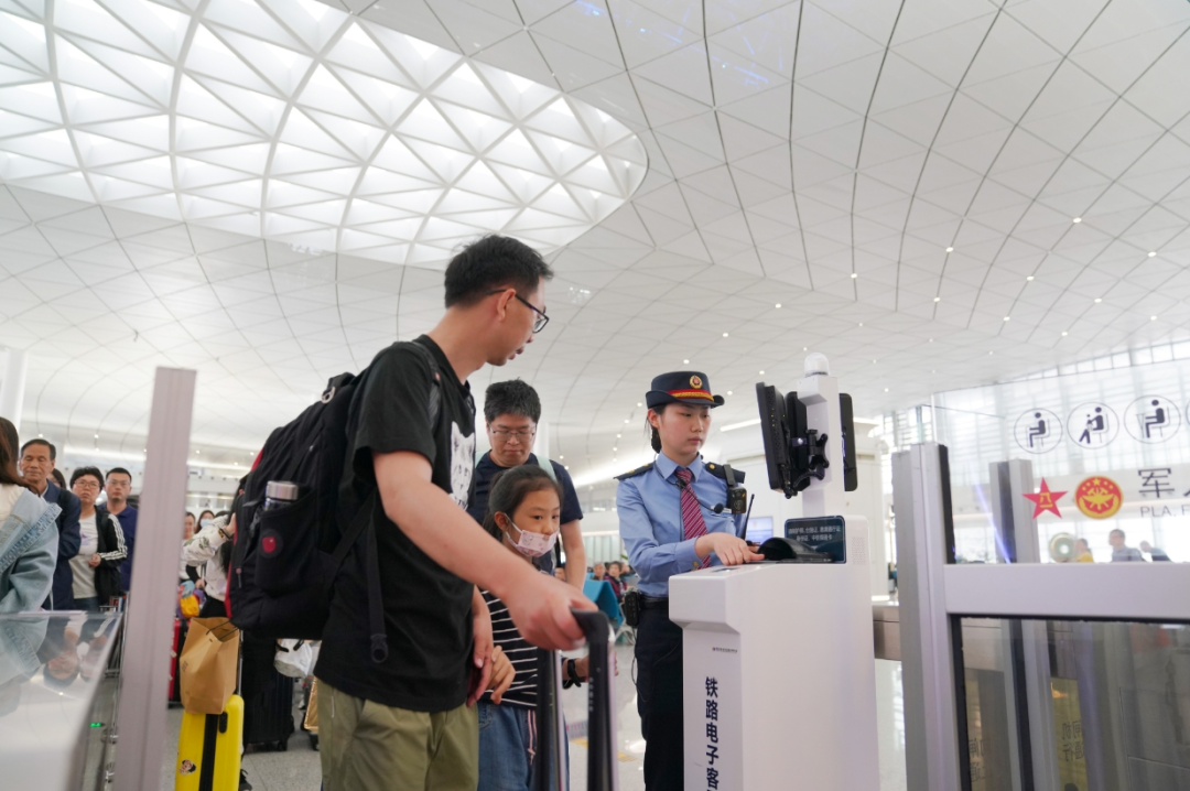 旅客在杭州西站有序验票通过闸机。（汤鑫严/摄）
