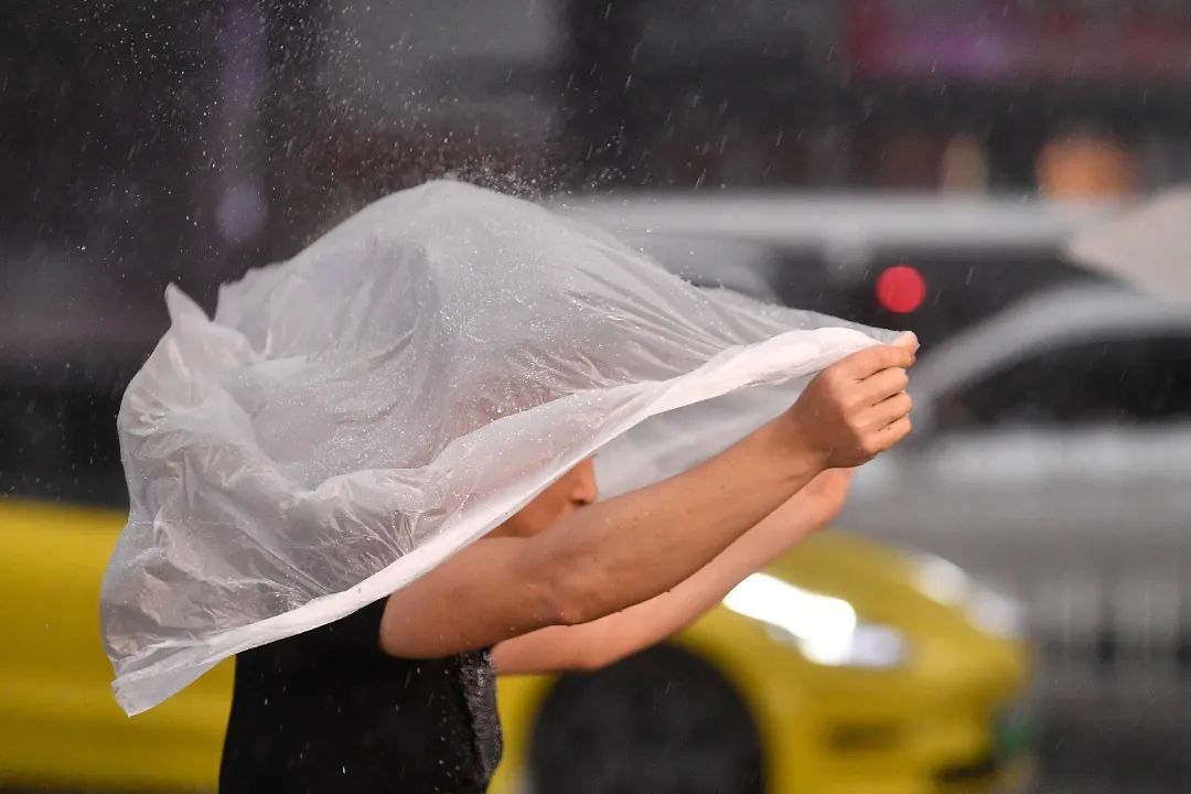 近日，广州雷雨天气频繁，市民用塑料布挡雨。信息时报记者 胡瀛斌 摄