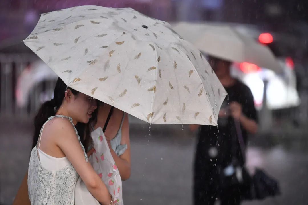近日，广州雷雨天气频繁，市民撑伞挡雨。信息时报记者 胡瀛斌 摄