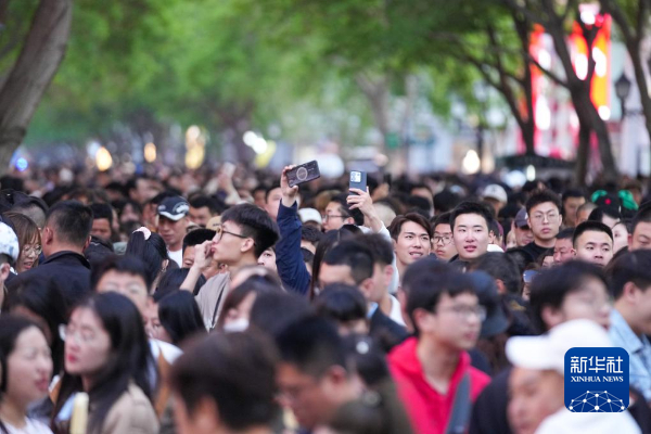  5月1日，哈尔滨中央大街上人头攒动。新华社记者 王建威 摄
