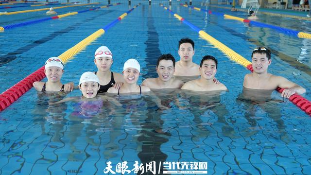 中国残疾人游泳队贵州籍运动员与带训队员（左四）合影。贵州日报天眼新闻记者 陈祖嘉 摄