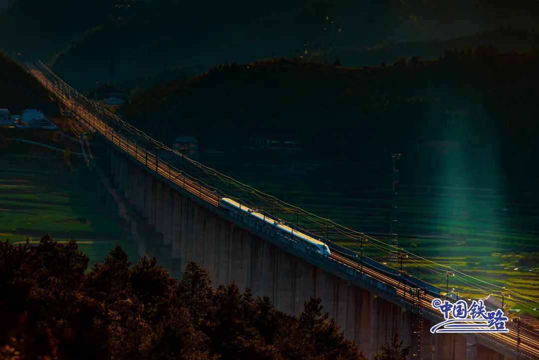 沪昆高铁上疾驰的动车组.李小平 摄