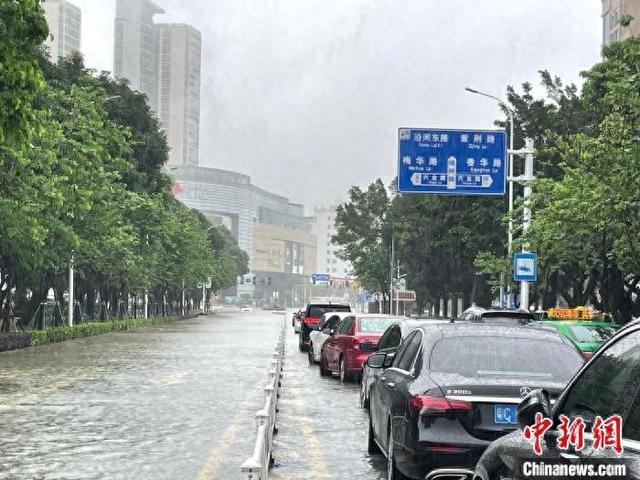 5月4日，受强降雨影响，珠海香洲区多处路段“水浸街”。邓锋 摄