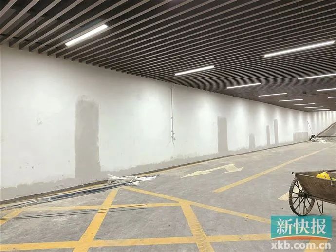 4月29日，记者走访璇湾A区发现地下车库墙壁有多处修补过的痕迹。