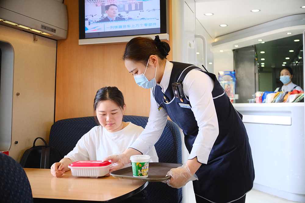 华铁旅服公司青年职工为旅客配送平价优质餐食。王圣凯 摄