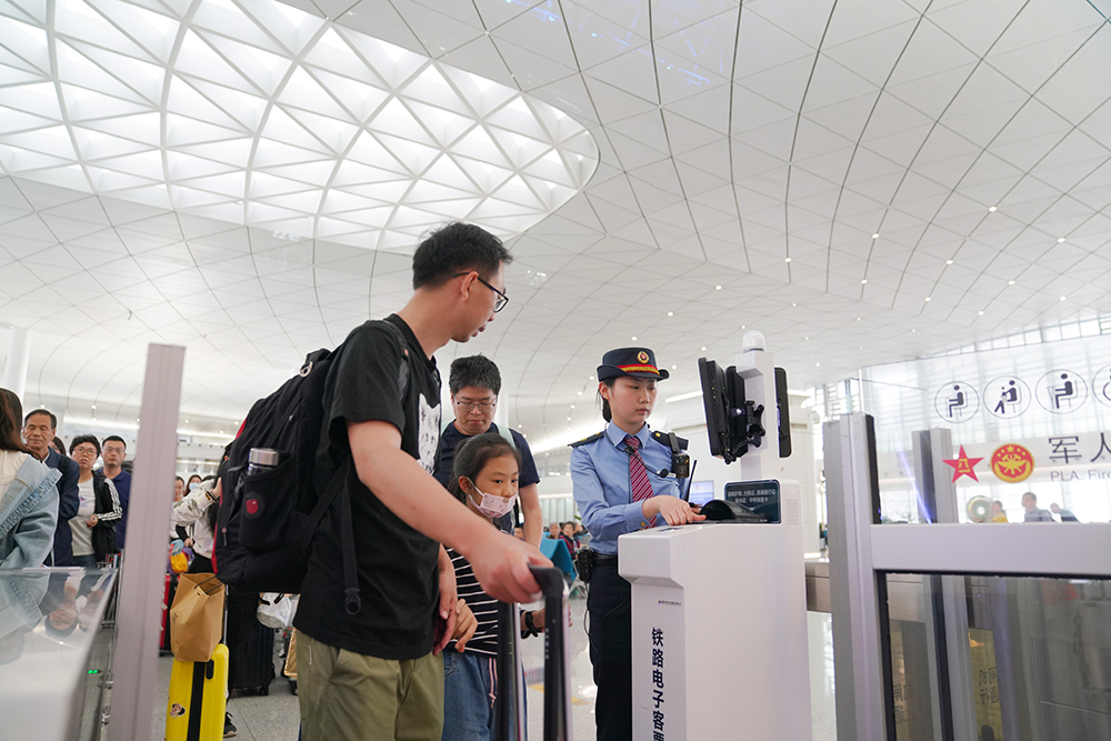 旅客在杭州西站有序验票通过闸机。汤鑫严 摄