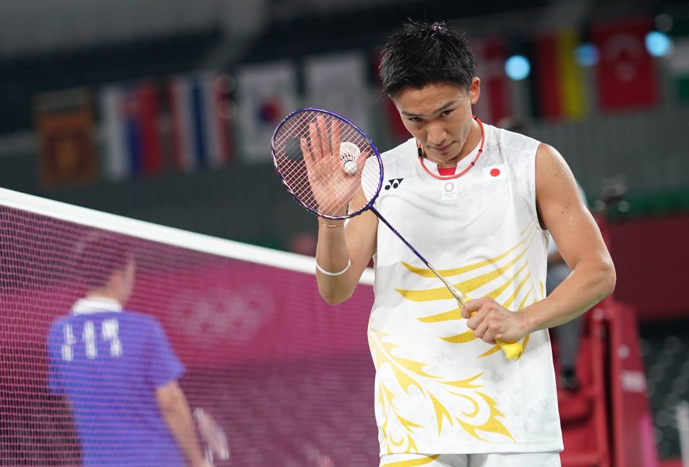 2021年7月25日,桃田贤斗在东京奥运会羽毛球男单小组赛后.