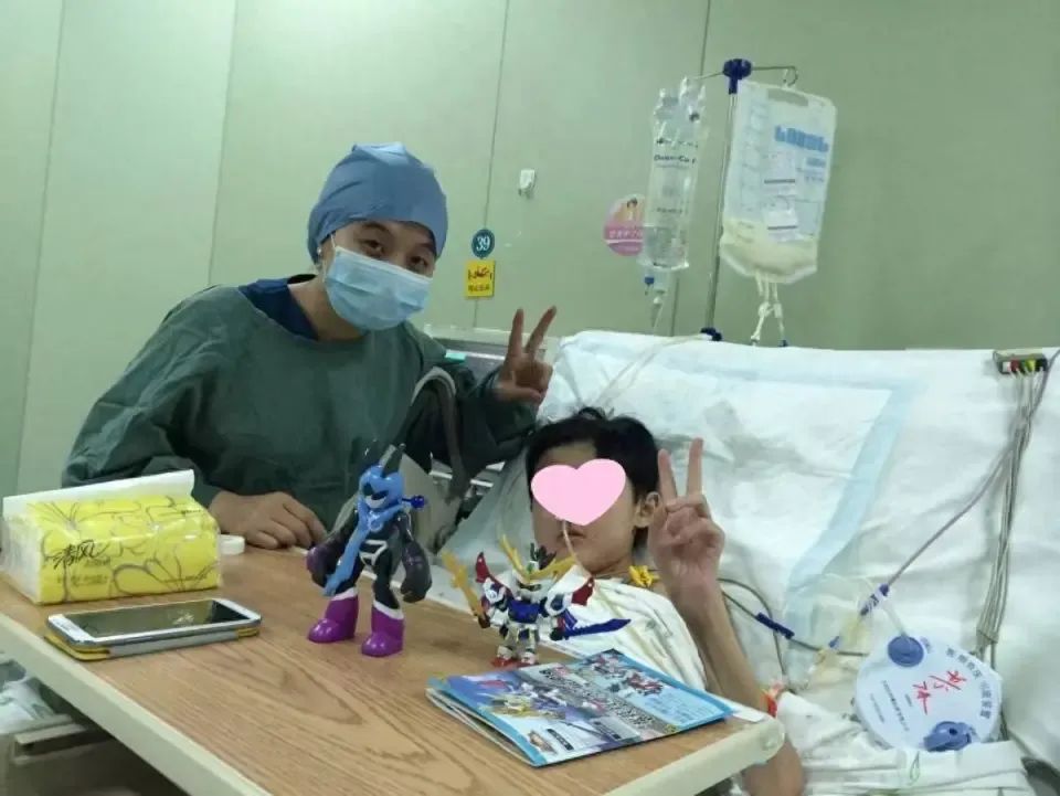 2014年，接受心脏移植后的小包在医院进行后续治疗。北京安贞医院供图