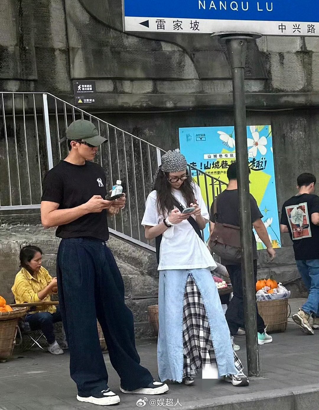 重庆偶遇钟楚曦侯雯元约会,别说俩人这装扮挺潮的|重庆市|侯雯元|钟楚曦_新浪新闻