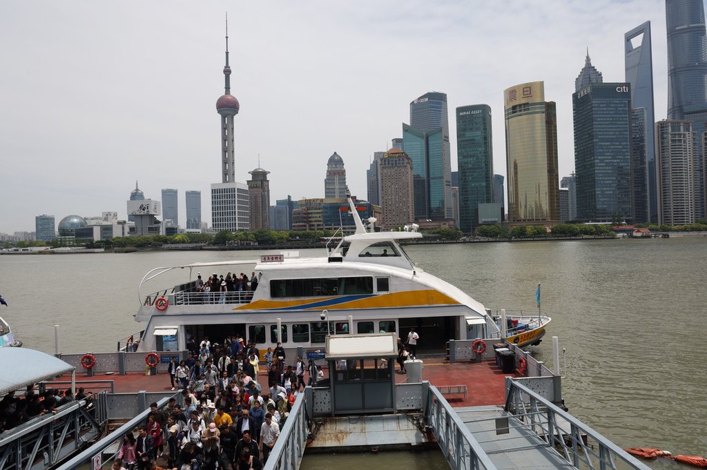 五一假期首日,在上海外滩看到,来往浦江两岸的轮渡乘客明显增多.