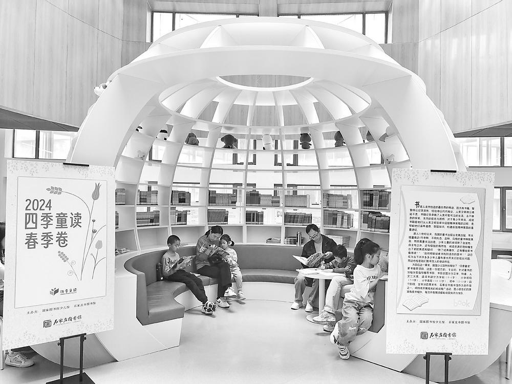 　　5月4日，石家庄市图书馆新馆内，市民品味书香，享受阅读时光。本报记者 郄 磊 摄