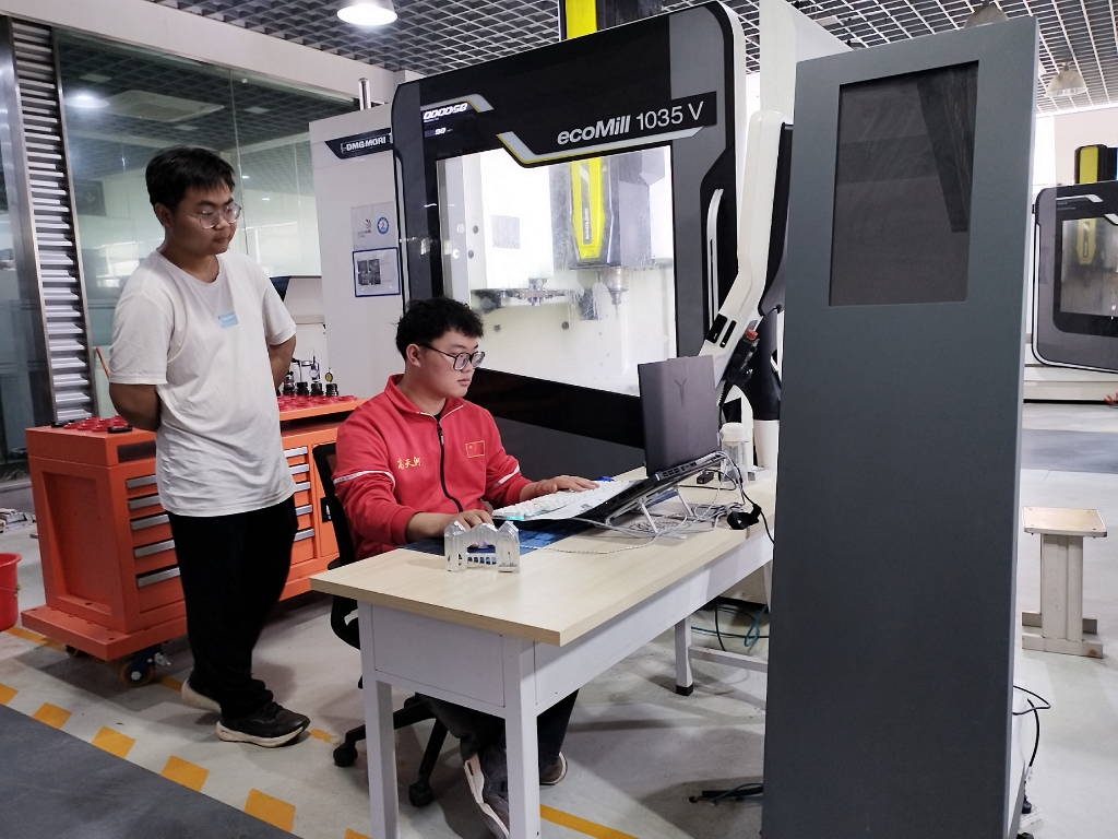 漯河技师学院学生在操作机床。新华社记者 牛少杰 摄