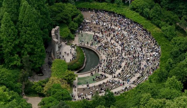 2024年5月3日，南京钟山风景区的音乐台迎来大批游客，在音乐台远望满目盈翠，流连忘返。吴俊摄