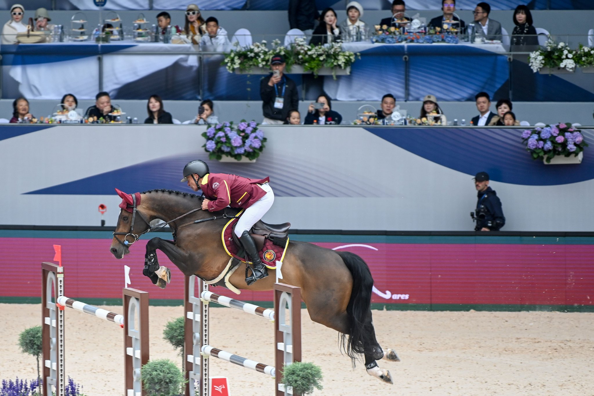 图北京时间5月4日,2024上海浪琴环球马术冠军赛迎来了第二个比赛日的