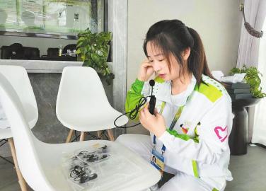 来自四川工商学院的志愿者胡沈杰正在检查翻译设备。 受访者供图