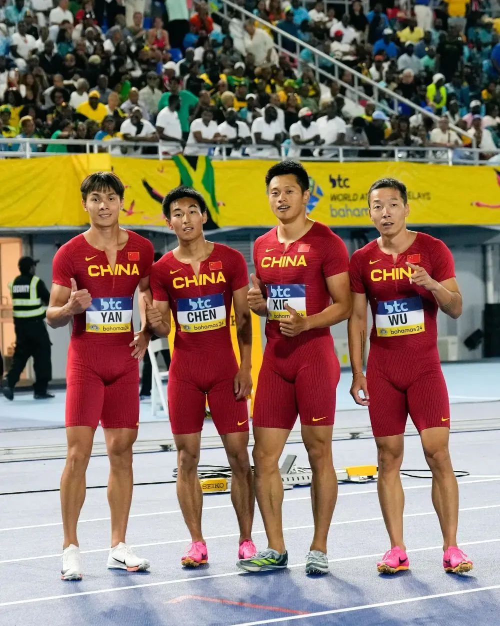 5月4日，中国队选手严海滨、陈佳鹏、谢震业和吴智强（从左至右）在赛后合影。新华社发（兰迪 摄）