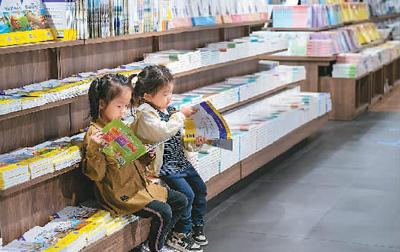 5月1日，广西壮族自治区梧州市指南书城，小朋友在阅读书籍。何华文摄
