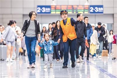 5月4日，志愿者在浙江温州南站为出行旅客提供服务。刘吉利摄