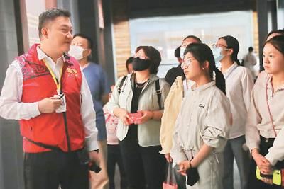 5月3日，河北省秦皇岛博物馆志愿者为前来参观的游客进行讲解。曹建雄摄