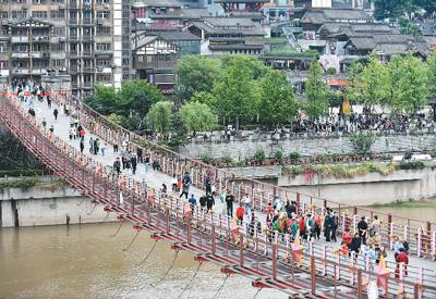 5月1日，游客在贵州省仁怀市茅台镇茅台渡口铁索桥上游玩。陈 勇摄