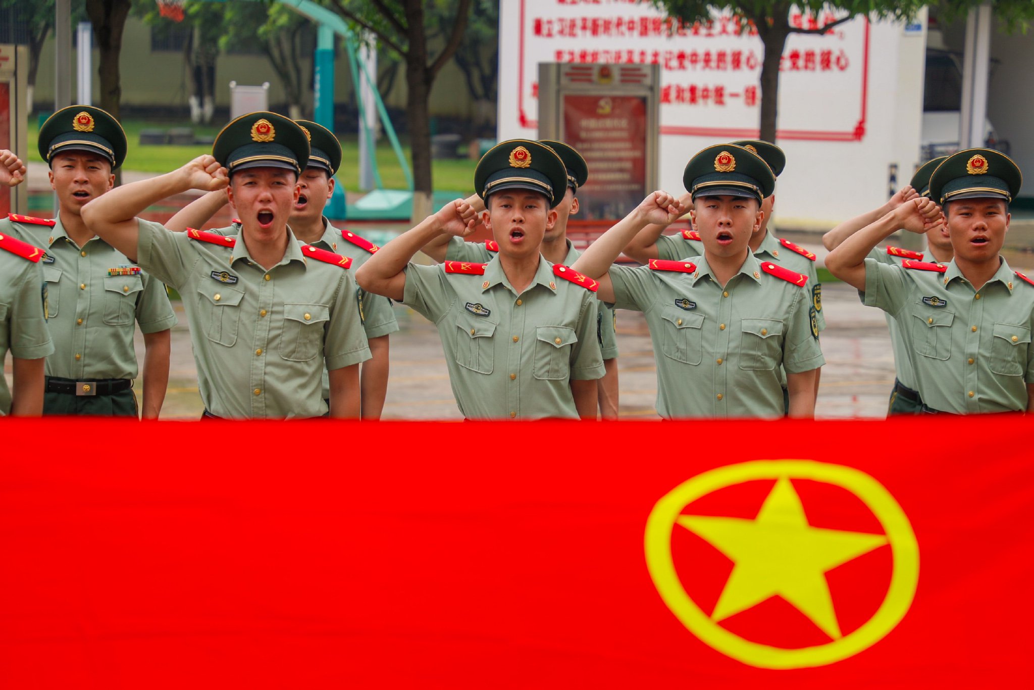 图为新团员进行入团宣誓.王家和 摄