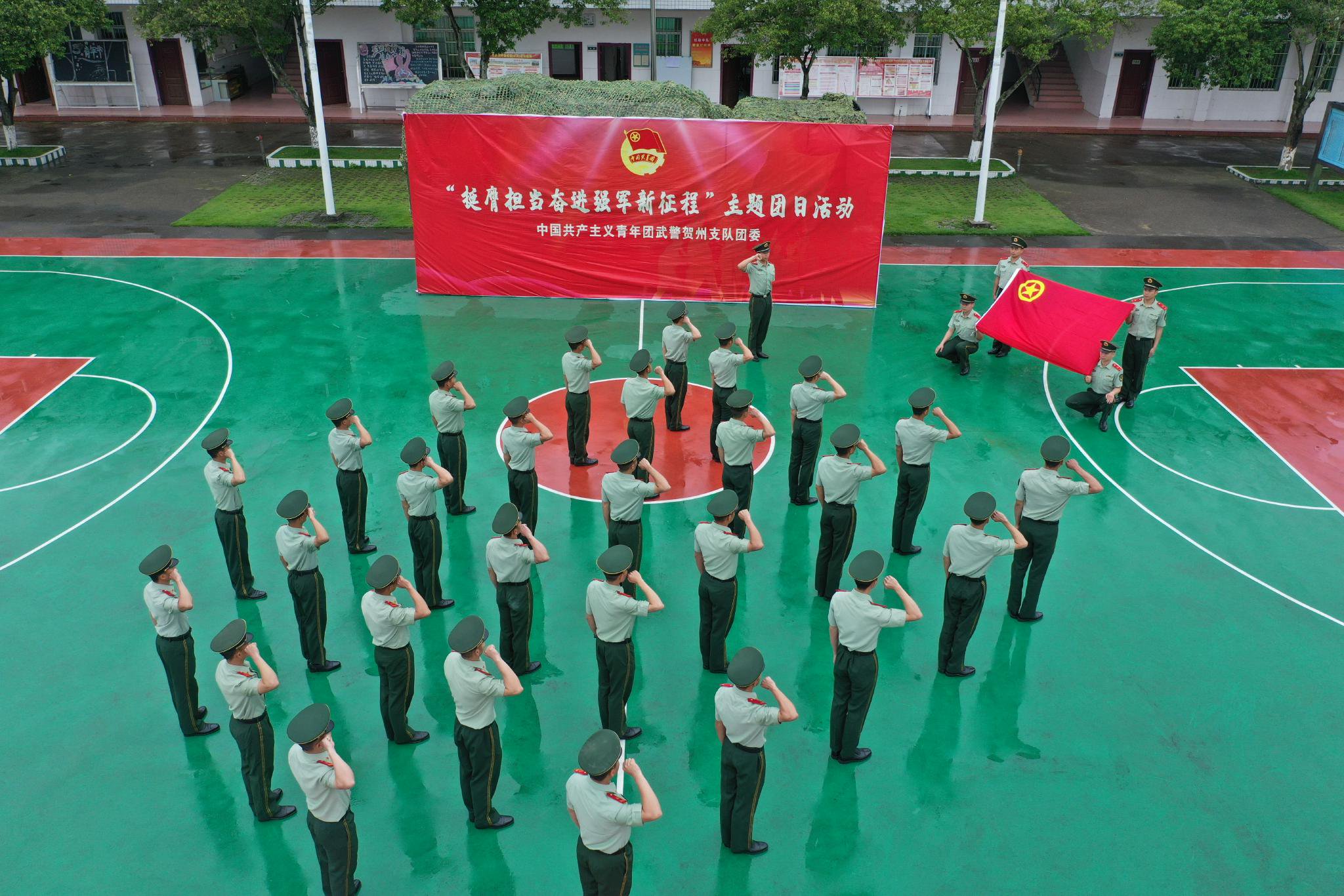 武警官兵在团旗面前庄严宣誓.