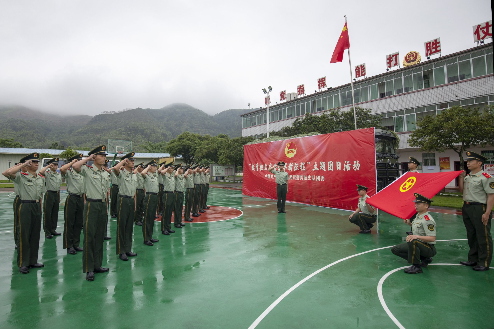 武警官兵重温入团誓词.