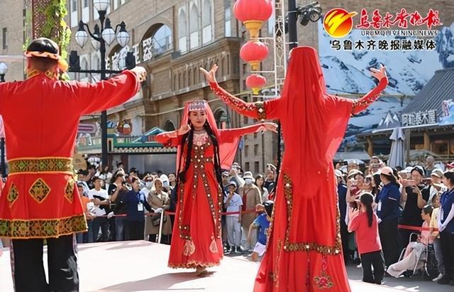 　　5月5日，在大巴扎步行街，演员正在为游客进行塔吉克族婚礼演艺表演。